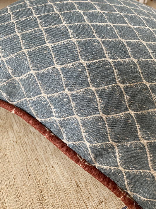 Almofada Buriti com vivo - azul + terracota