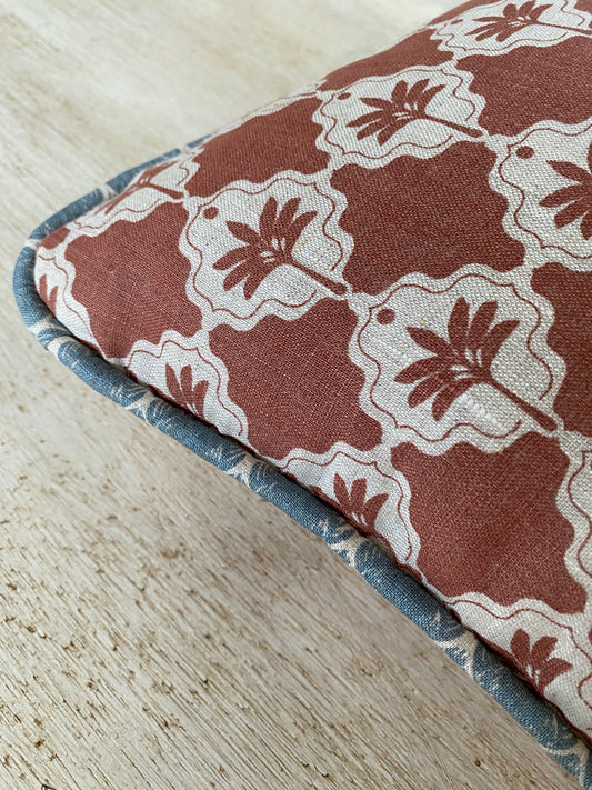 Almofada Bananeira com vivo - terracota + azul